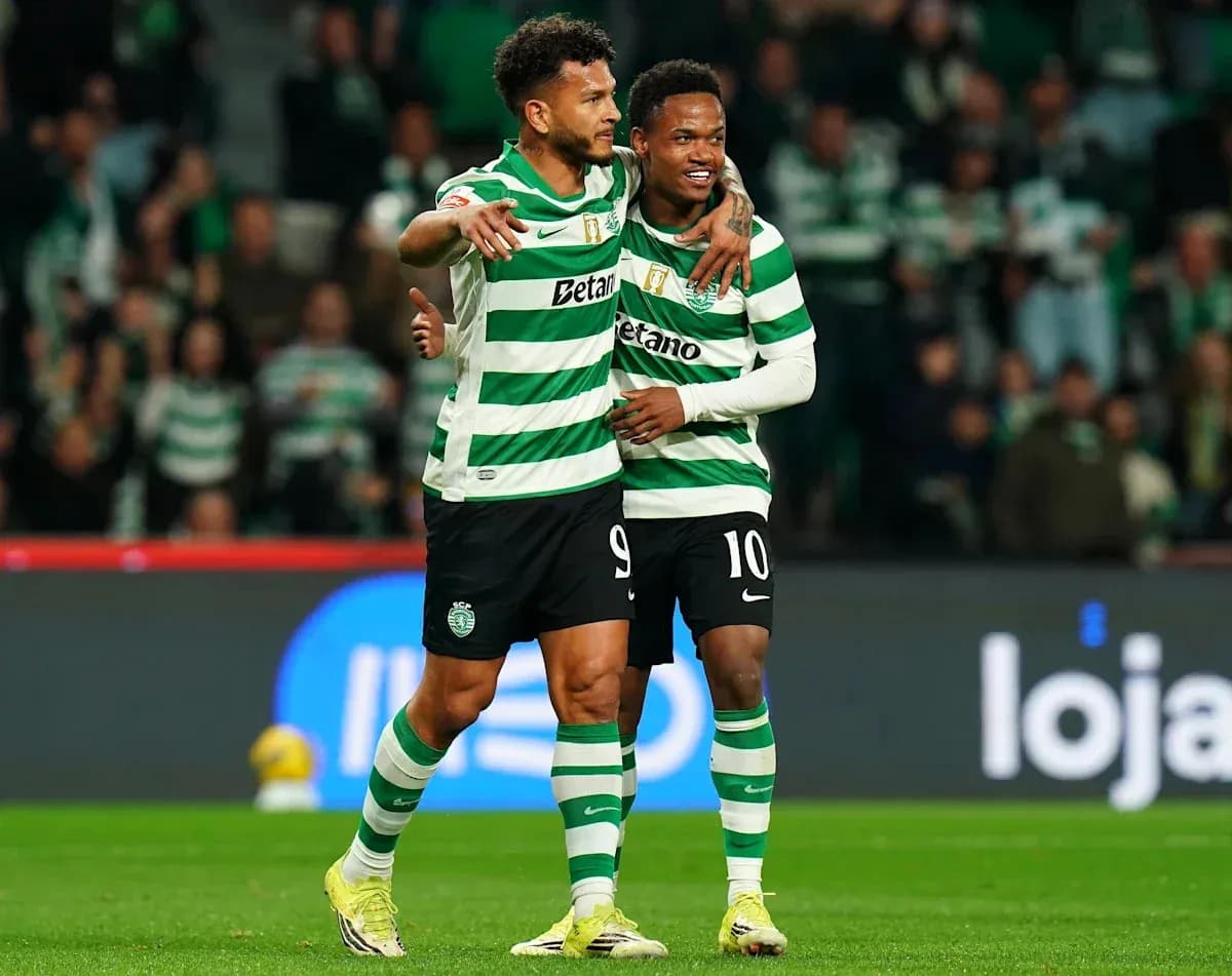 Jugadores de Sporting celebrando un gol en el campo Jugadores de Sporting celebrando un gol en el campo