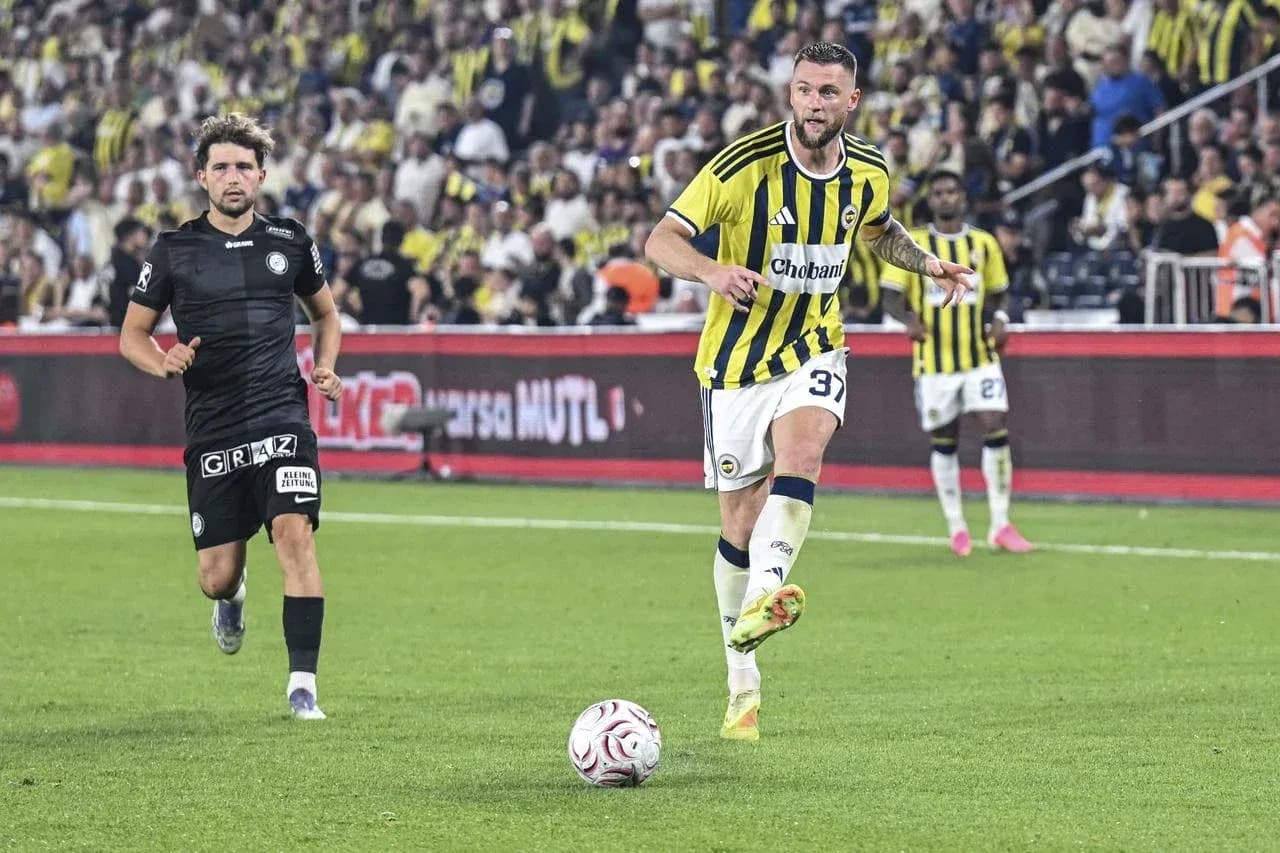 Jugadores de Fenerbahçe y Sturm Graz en el partido Jugadores de Fenerbahçe y Sturm Graz en el partido