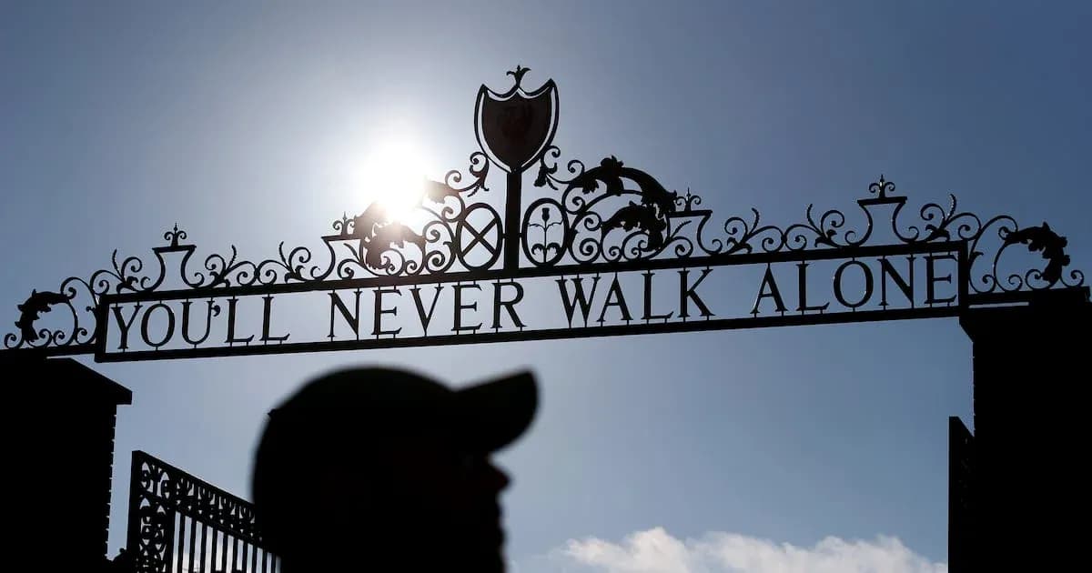 Puerta con lema 'YOU'LL NEVER WALK ALONE' iluminada por sol Puerta con lema 'YOU'LL NEVER WALK ALONE' iluminada por sol