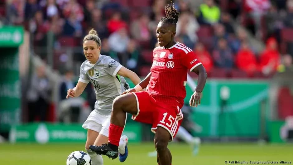 Jugadora de Bayern Munich controlando el balón en partido Jugadora de Bayern Munich controlando el balón en partido