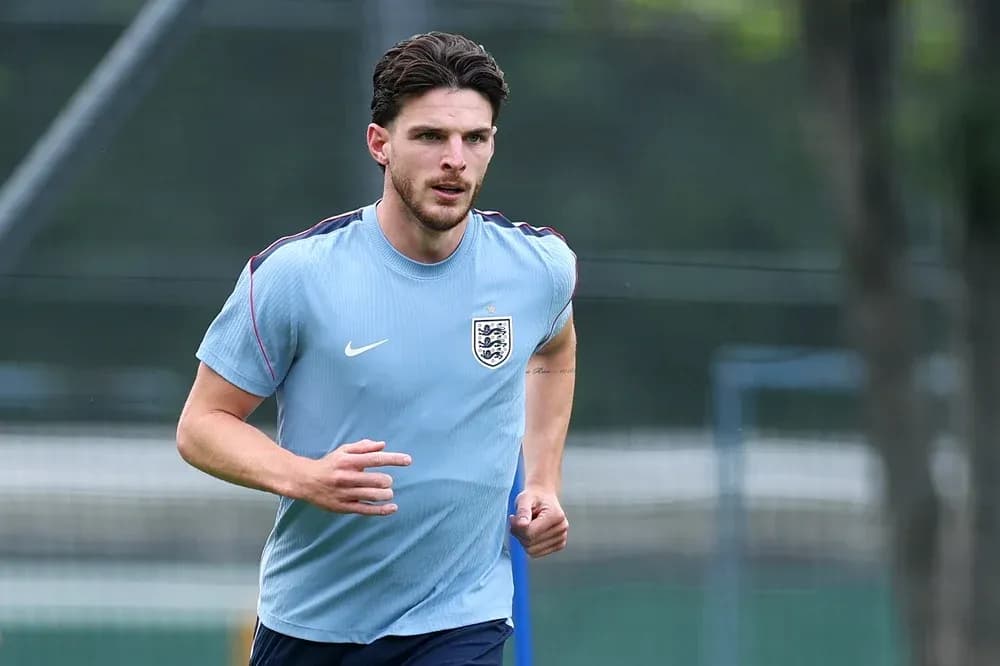 Jugador entrenando con camiseta de Inglaterra en campo Jugador entrenando con camiseta de Inglaterra en campo