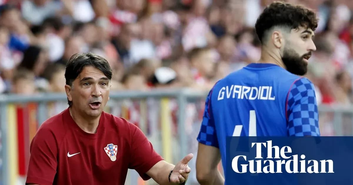 Entrenador de Croacia dirigiendo a Gvardiol en partido Entrenador de Croacia dirigiendo a Gvardiol en partido