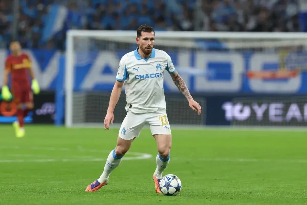 Jugador de Olympique de Marsella controlando el balón Jugador de Olympique de Marsella controlando el balón