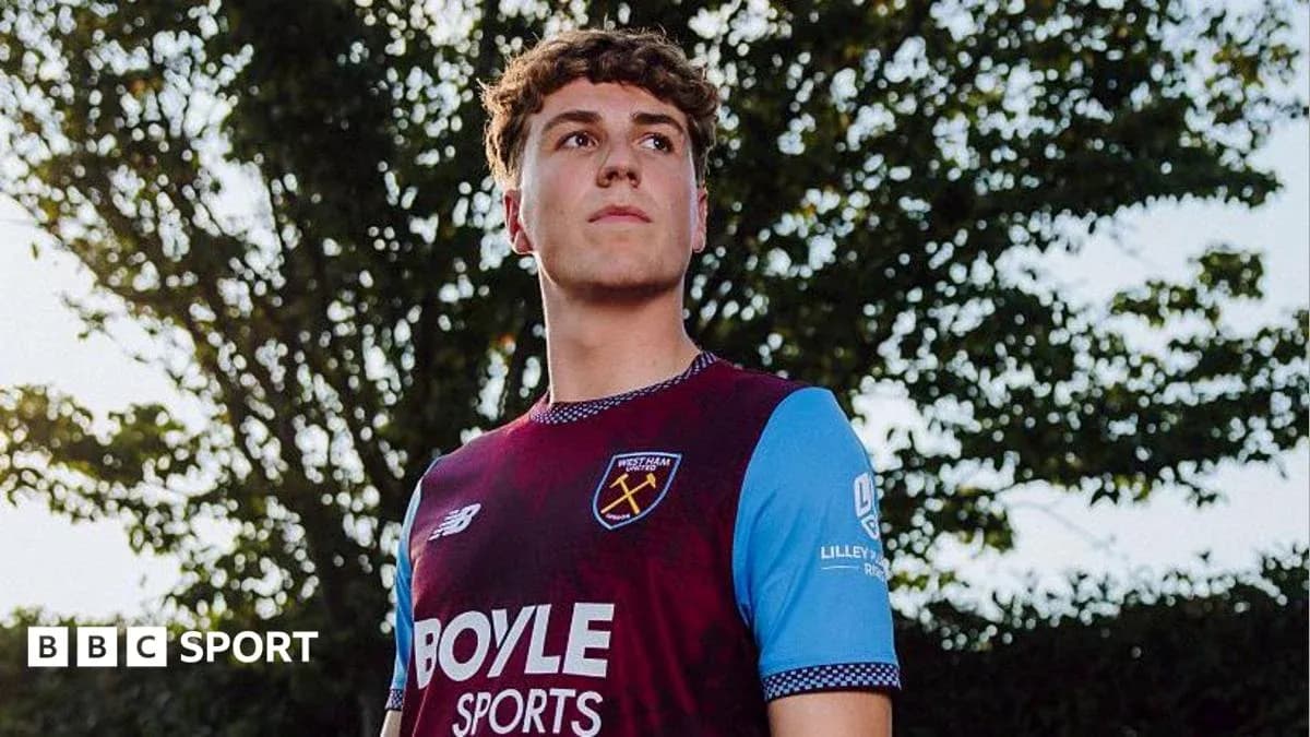 Jugador posando con la camiseta de West Ham United Jugador posando con la camiseta de West Ham United