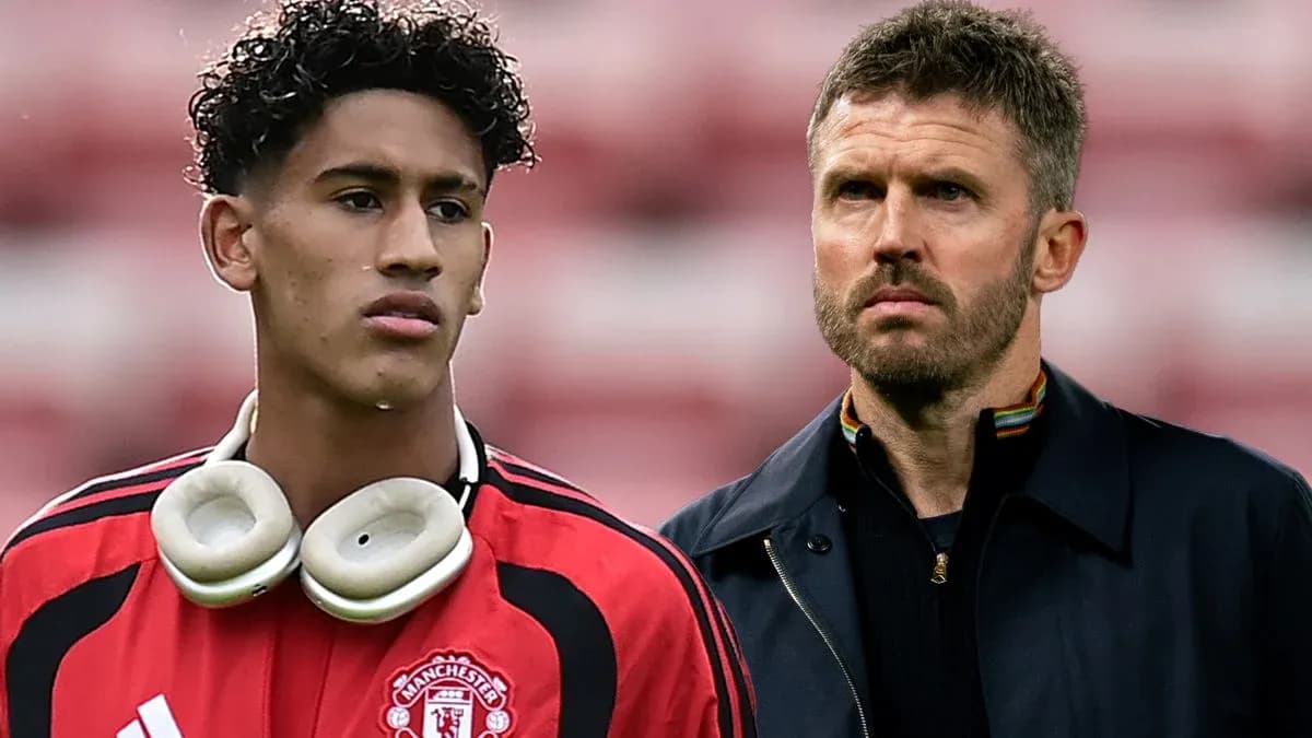 Jugador de Manchester United junto a su entrenador Jugador de Manchester United junto a su entrenador