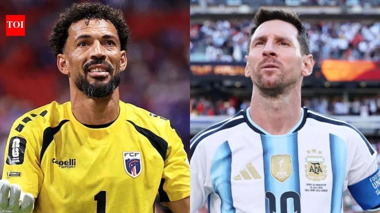 Portero y jugador de Argentina en partido de fútbol Portero y jugador de Argentina en partido de fútbol