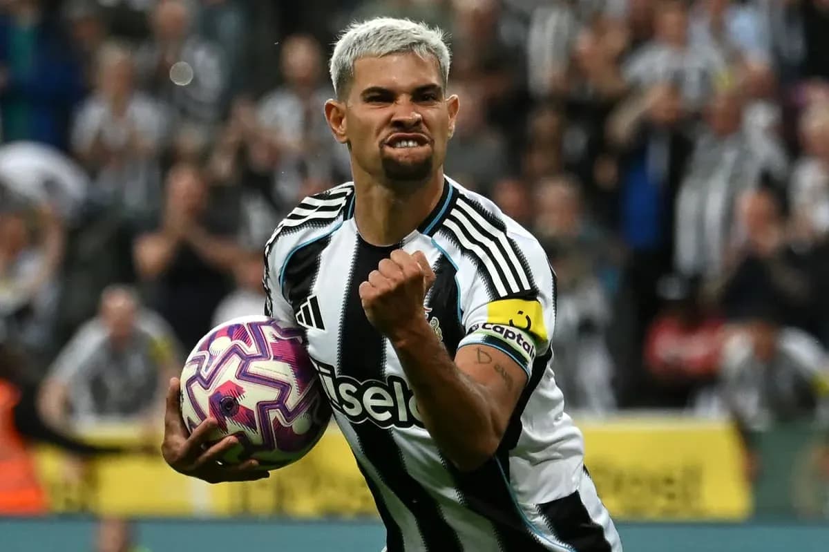 Jugador de Newcastle celebrando con el balón en mano Jugador de Newcastle celebrando con el balón en mano