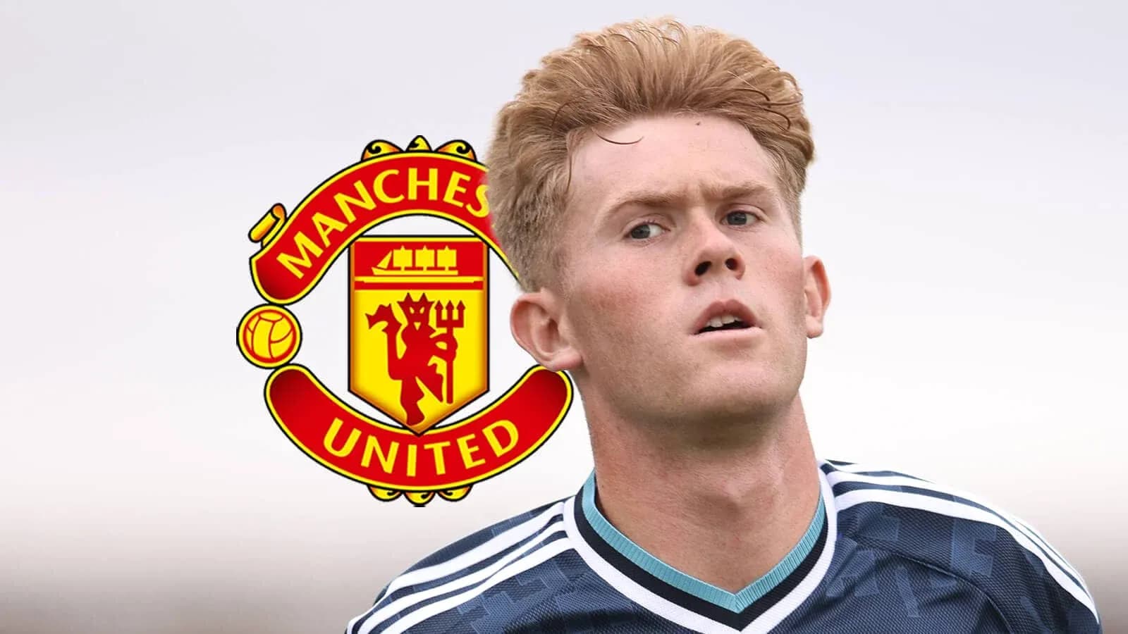 Jugador de Manchester United en uniforme mirando hacia adelante Jugador de Manchester United en uniforme mirando hacia adelante