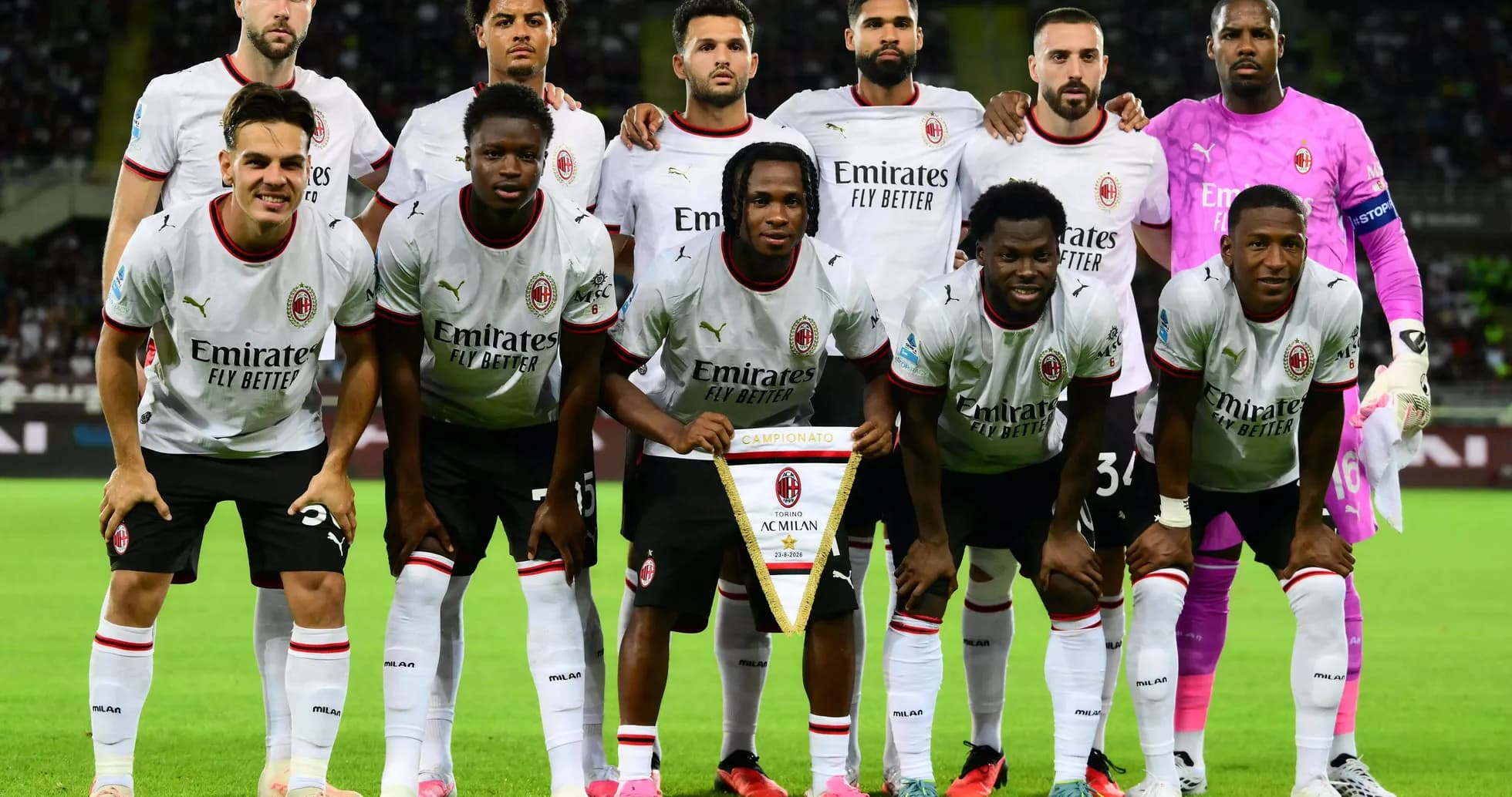 Jugadores del AC Milan posando en el campo Jugadores del AC Milan posando en el campo