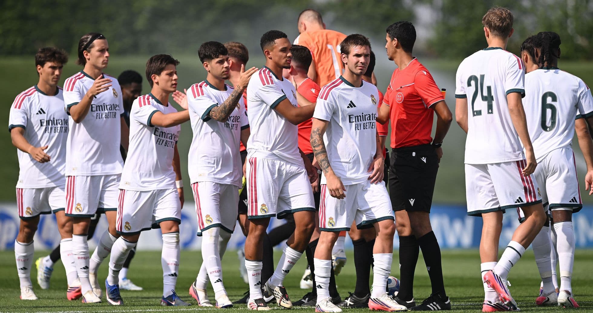 Jugadores de Real Madrid saludando al árbitro Jugadores de Real Madrid saludando al árbitro