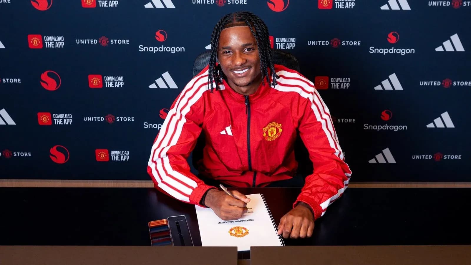 Jugador firmando contrato con Manchester United Jugador firmando contrato con Manchester United