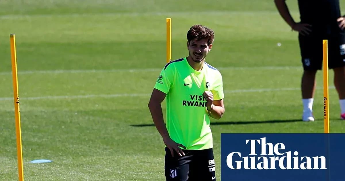 Jugador entrenando en el campo con conos de entrenamiento Jugador entrenando en el campo con conos de entrenamiento