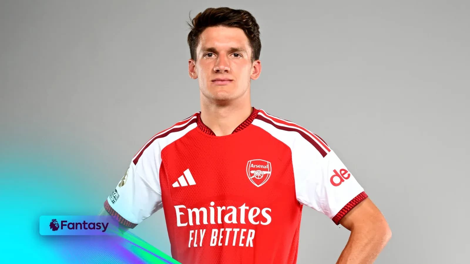 Jugador de Arsenal posando en uniforme rojo Jugador de Arsenal posando en uniforme rojo