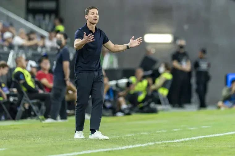 Entrenador gesticulando en la línea de banda Entrenador gesticulando en la línea de banda