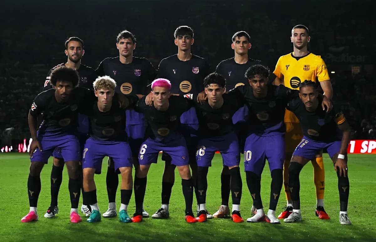 Equipo de fútbol posando en el campo antes del partido Equipo de fútbol posando en el campo antes del partido