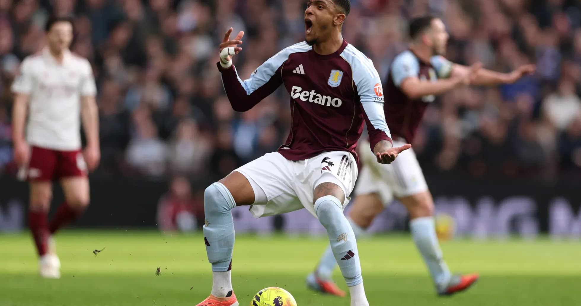 Jugador de Aston Villa en acción durante el partido Jugador de Aston Villa en acción durante el partido