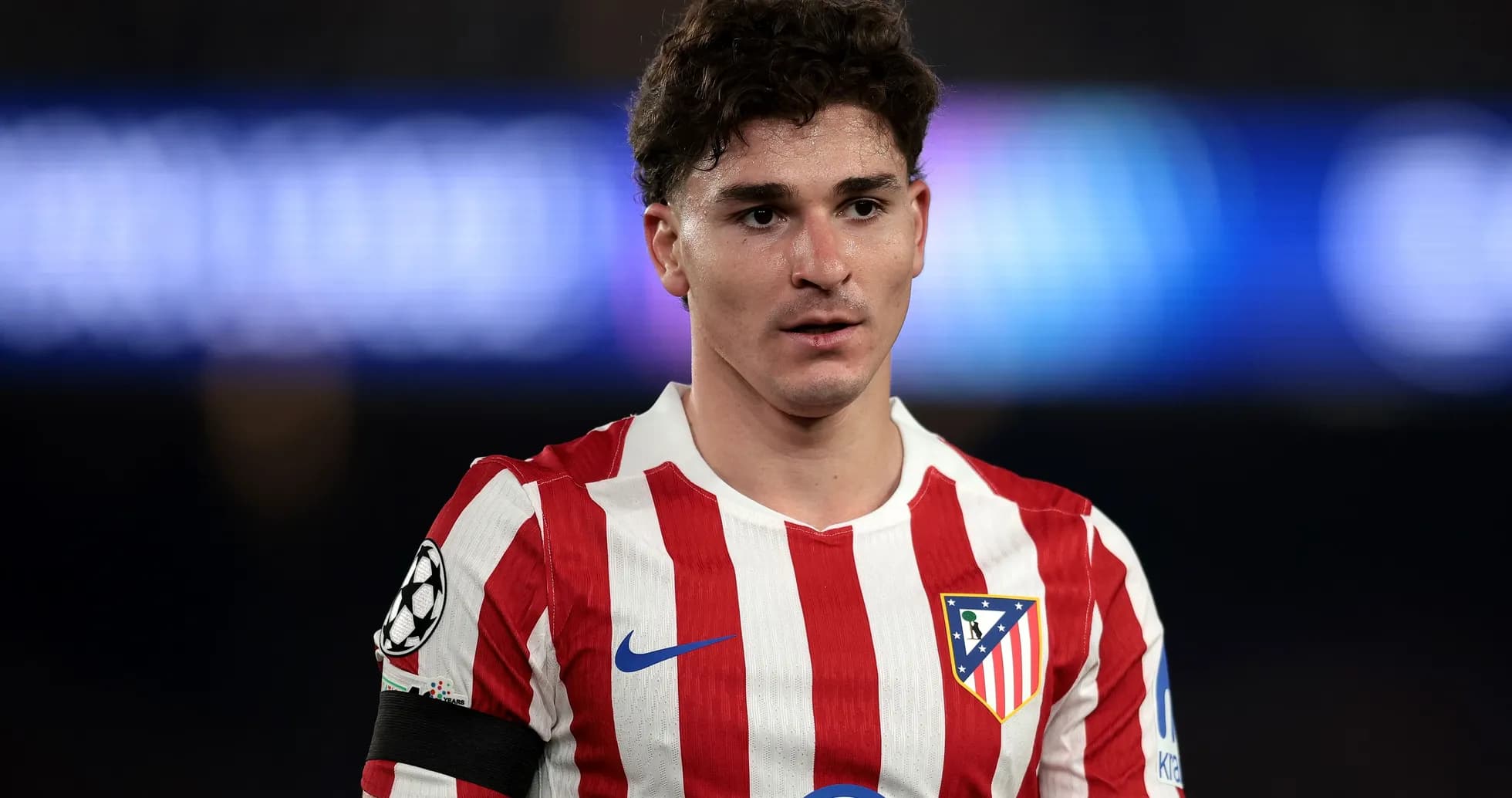 Jugador de Atlético de Madrid en uniforme durante partido Jugador de Atlético de Madrid en uniforme durante partido