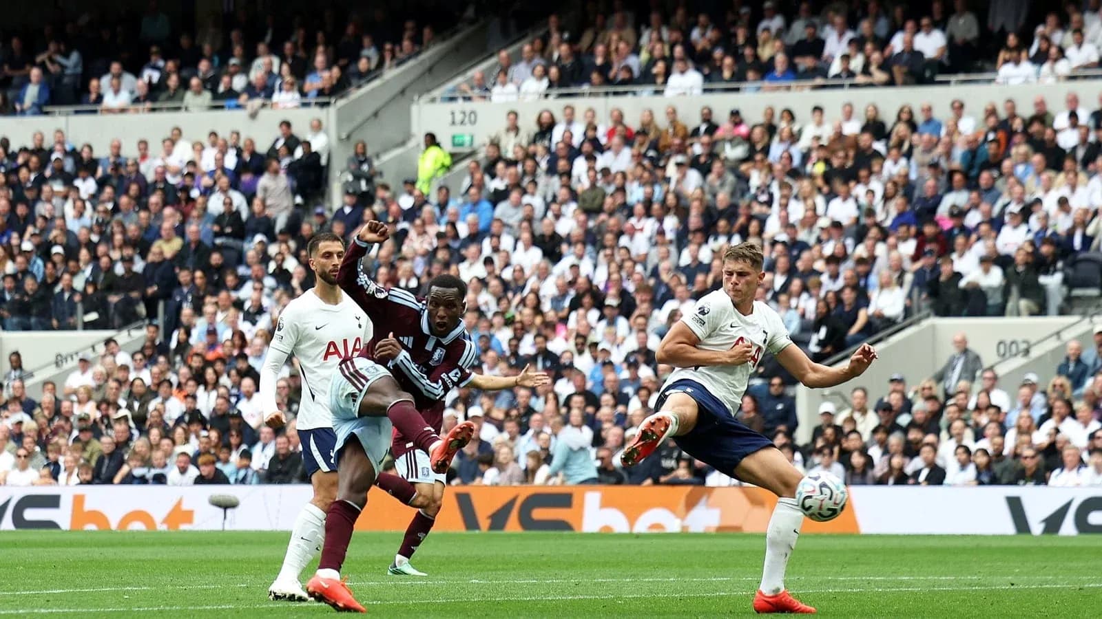 Jugador de Tottenham dispara a portería durante el partido Jugador de Tottenham dispara a portería durante el partido