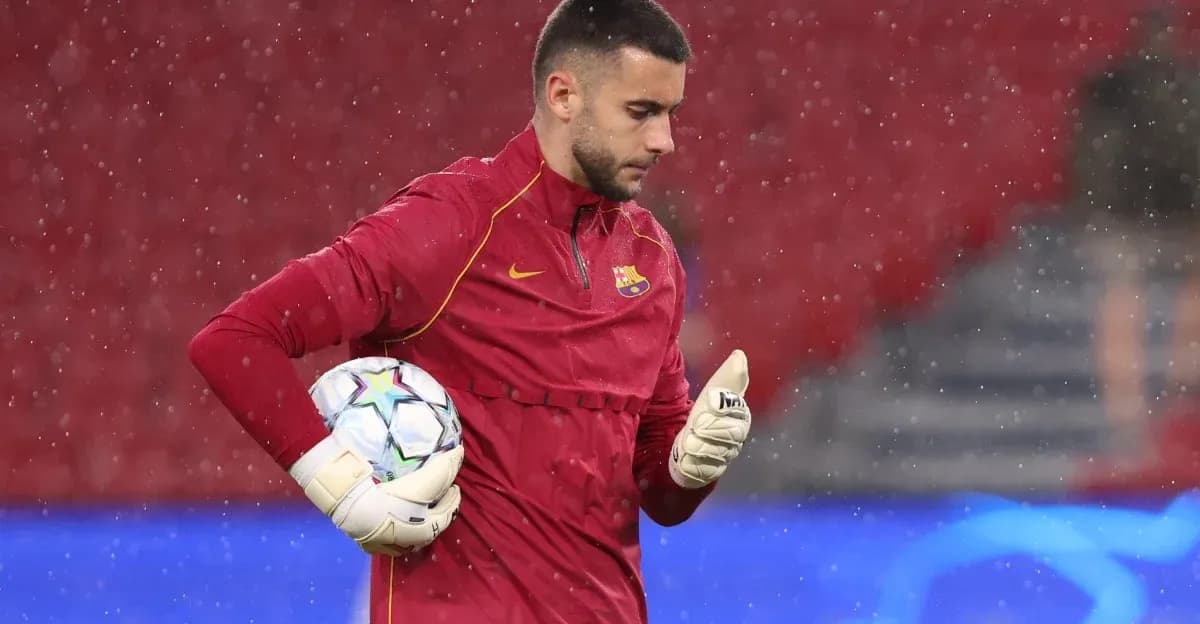 Portero de Barcelona entrenando bajo la lluvia Portero de Barcelona entrenando bajo la lluvia