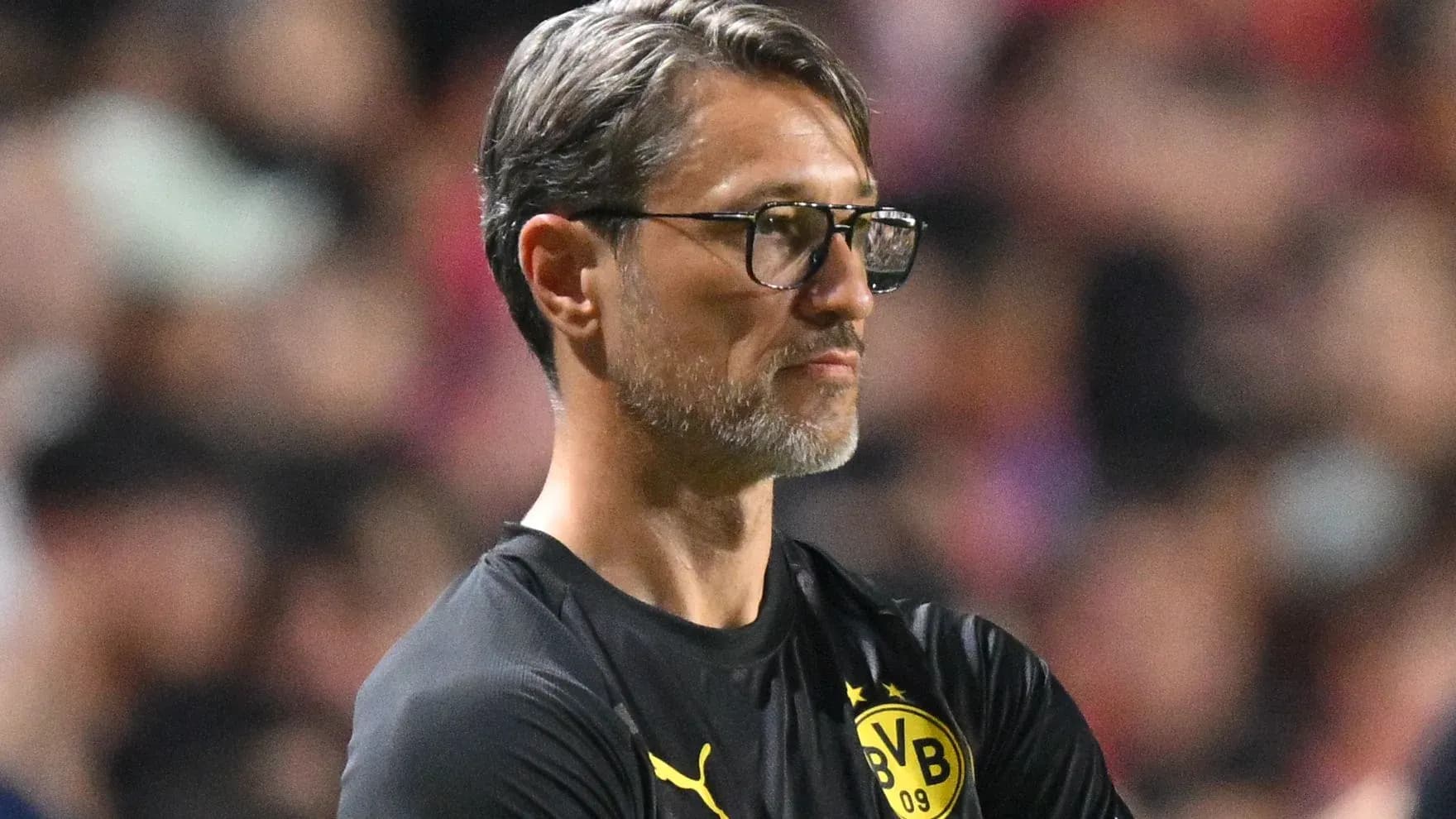 Entrenador de Borussia Dortmund observando el partido Entrenador de Borussia Dortmund observando el partido