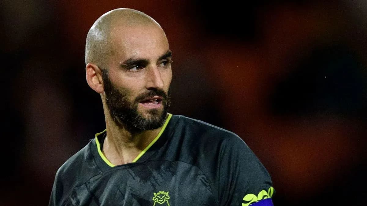 Jugador con camiseta de portero en acción Jugador con camiseta de portero en acción