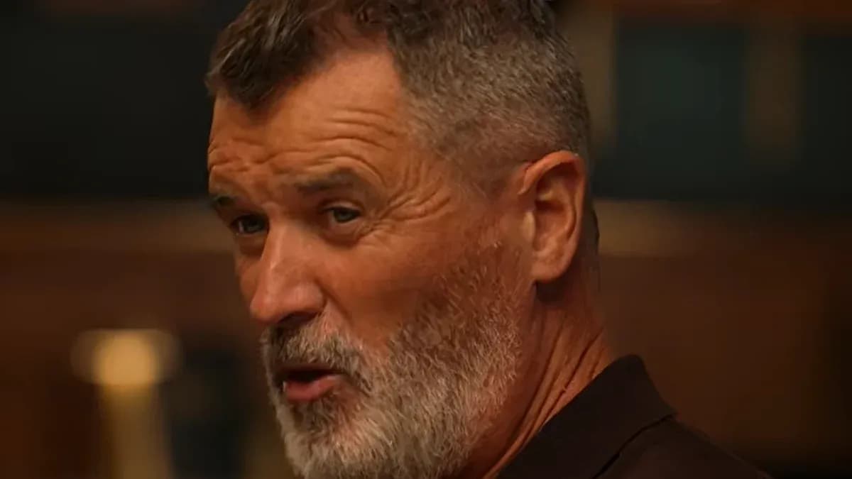 Hombre con barba hablando en un ambiente interior Hombre con barba hablando en un ambiente interior
