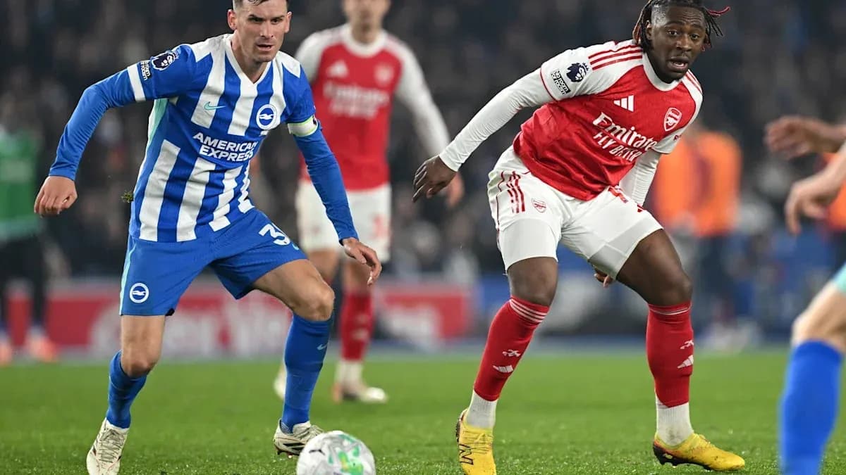 Jugadores de Brighton y Arsenal luchando por el balón Jugadores de Brighton y Arsenal luchando por el balón