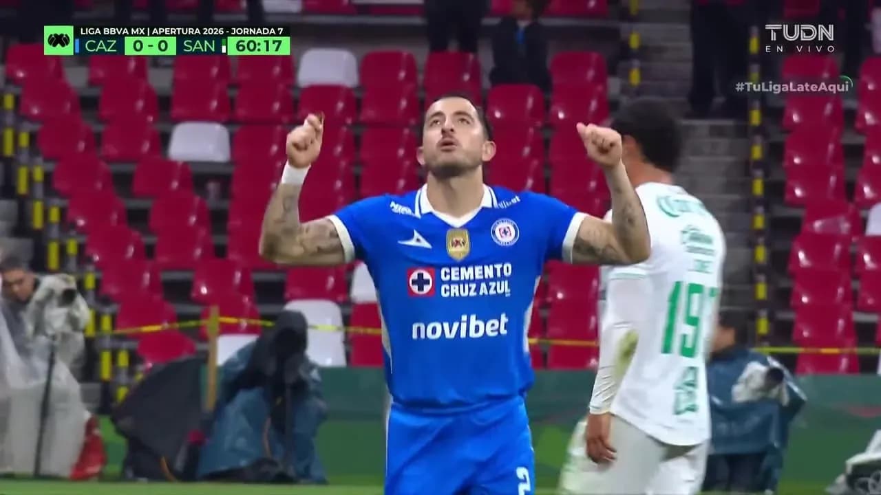 Jugador de Cruz Azul celebrando un gol Jugador de Cruz Azul celebrando un gol