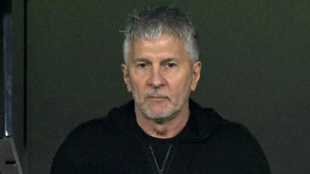 Hombre con cabello canoso en un fondo oscuro Hombre con cabello canoso en un fondo oscuro
