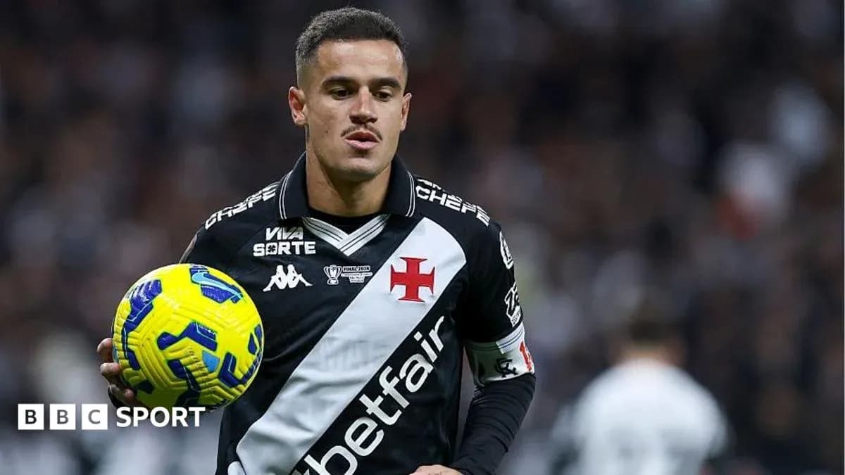 Jugador de Vasco da Gama sosteniendo un balón Jugador de Vasco da Gama sosteniendo un balón