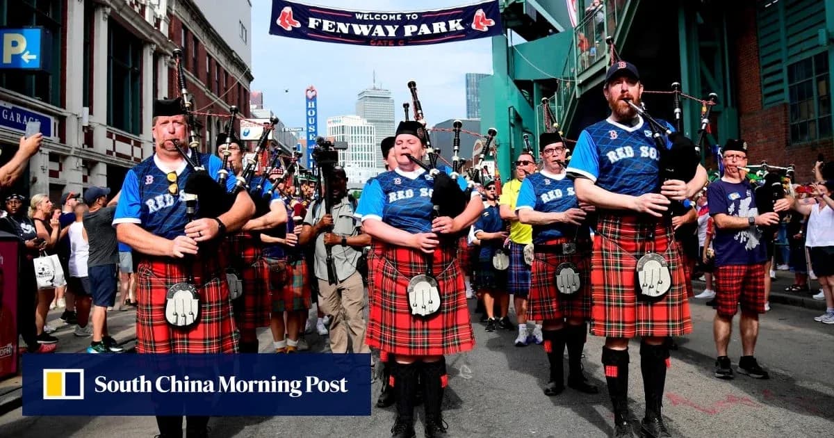Músicos en kilts tocando gaita en Fenway Park Músicos en kilts tocando gaita en Fenway Park