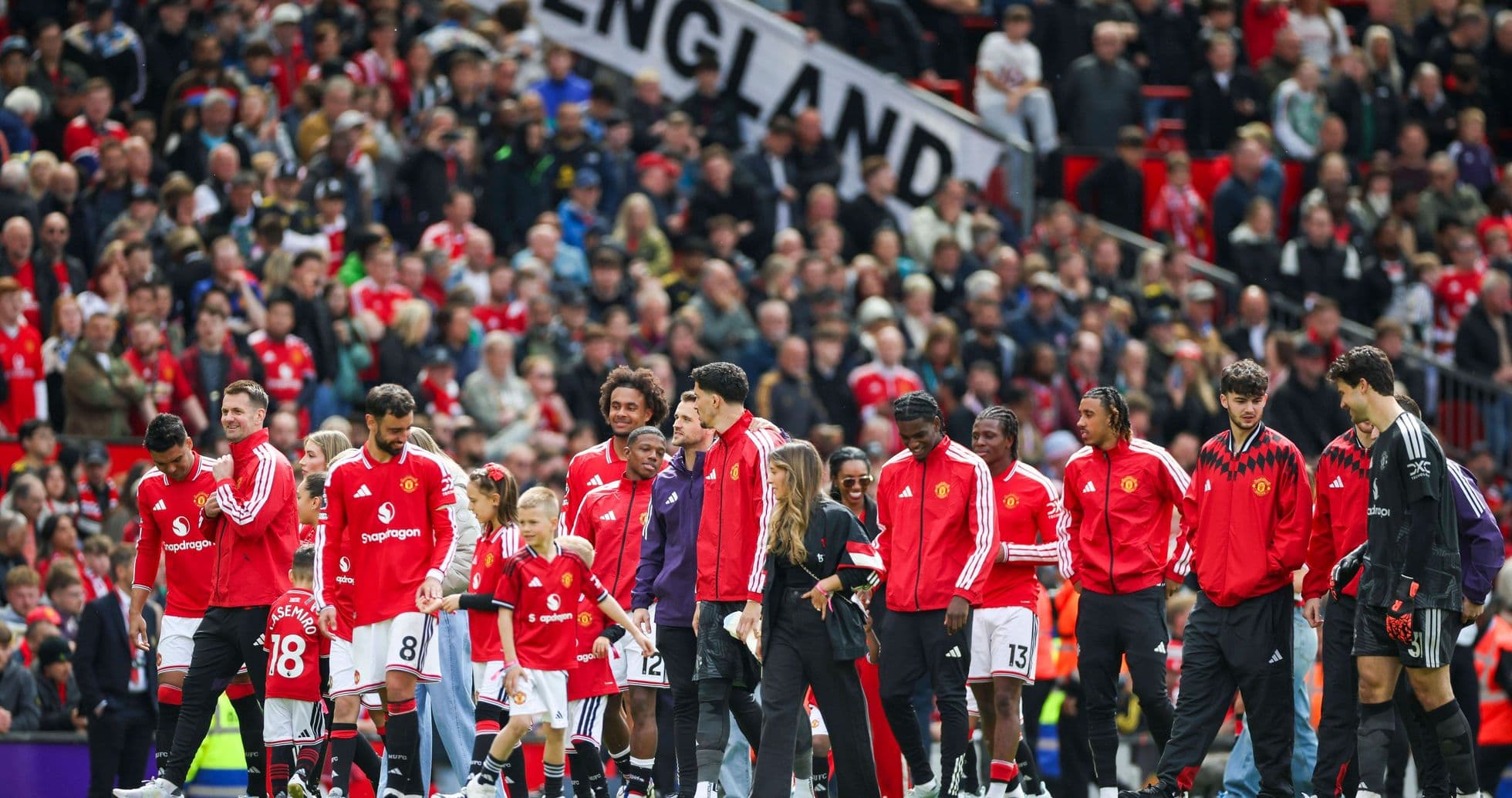 Jugadores de Manchester United entrando al campo Jugadores de Manchester United entrando al campo