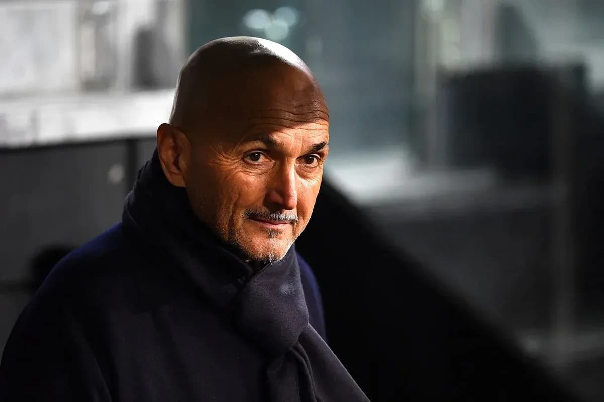 Entrenador observando desde el banquillo durante el partido Entrenador observando desde el banquillo durante el partido