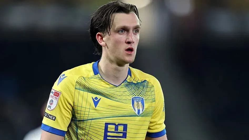 Jugador de Colchester United en camiseta amarilla durante partido Jugador de Colchester United en camiseta amarilla durante partido