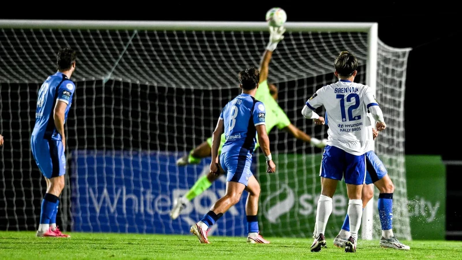 Portero realizando una parada durante un partido de fútbol Portero realizando una parada durante un partido de fútbol