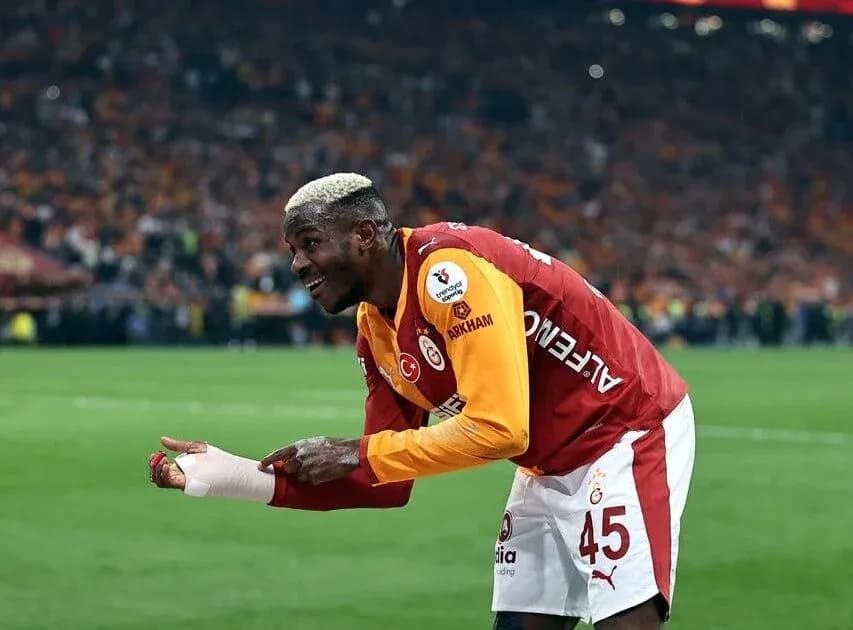 Jugador de Galatasaray celebrando con el público Jugador de Galatasaray celebrando con el público