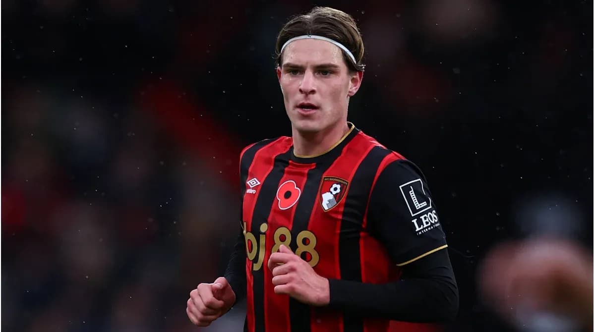 Jugador de AFC Bournemouth en uniforme rojo y negro Jugador de AFC Bournemouth en uniforme rojo y negro