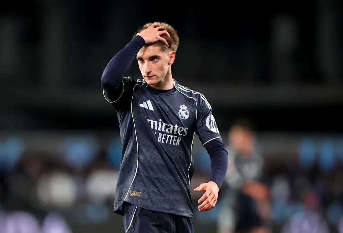 Jugador de Real Madrid con la mano en la cabeza Jugador de Real Madrid con la mano en la cabeza