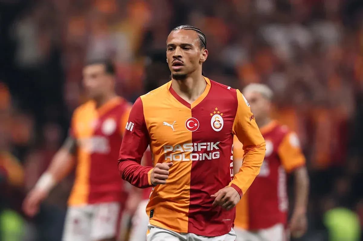 Jugador de Galatasaray en acción durante el partido Jugador de Galatasaray en acción durante el partido