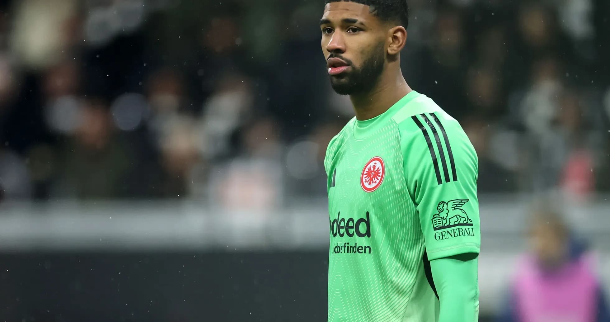 Portero de Eintracht Frankfurt en acción durante el partido Portero de Eintracht Frankfurt en acción durante el partido