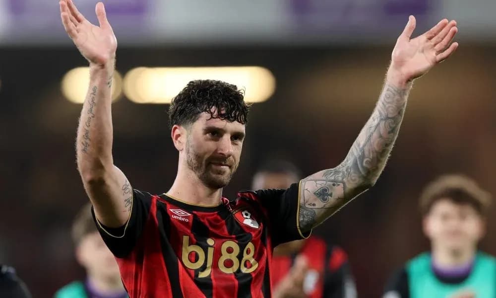 Jugador de Bournemouth saludando a la afición Jugador de Bournemouth saludando a la afición
