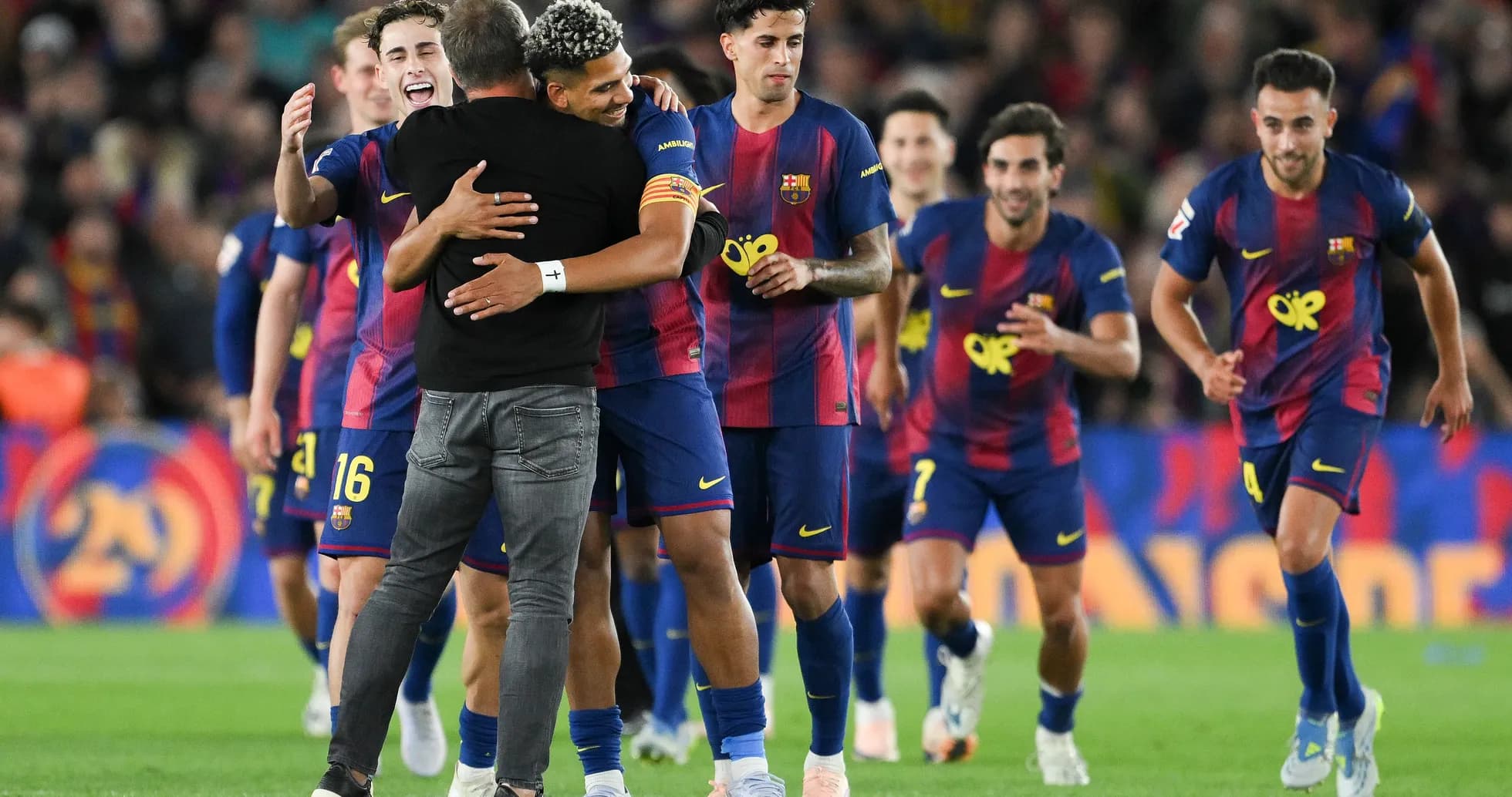 Jugadores del Barcelona celebrando una victoria en el campo Jugadores del Barcelona celebrando una victoria en el campo