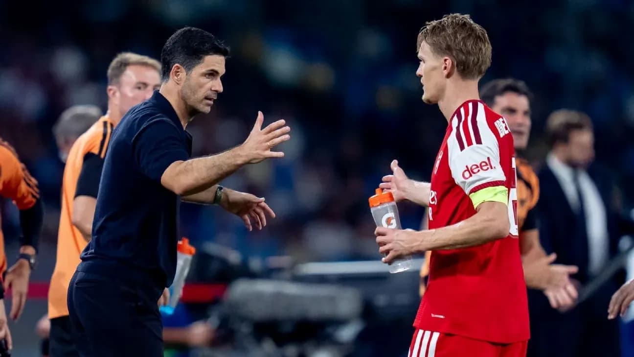 Entrenador hablando con jugador durante el partido Entrenador hablando con jugador durante el partido