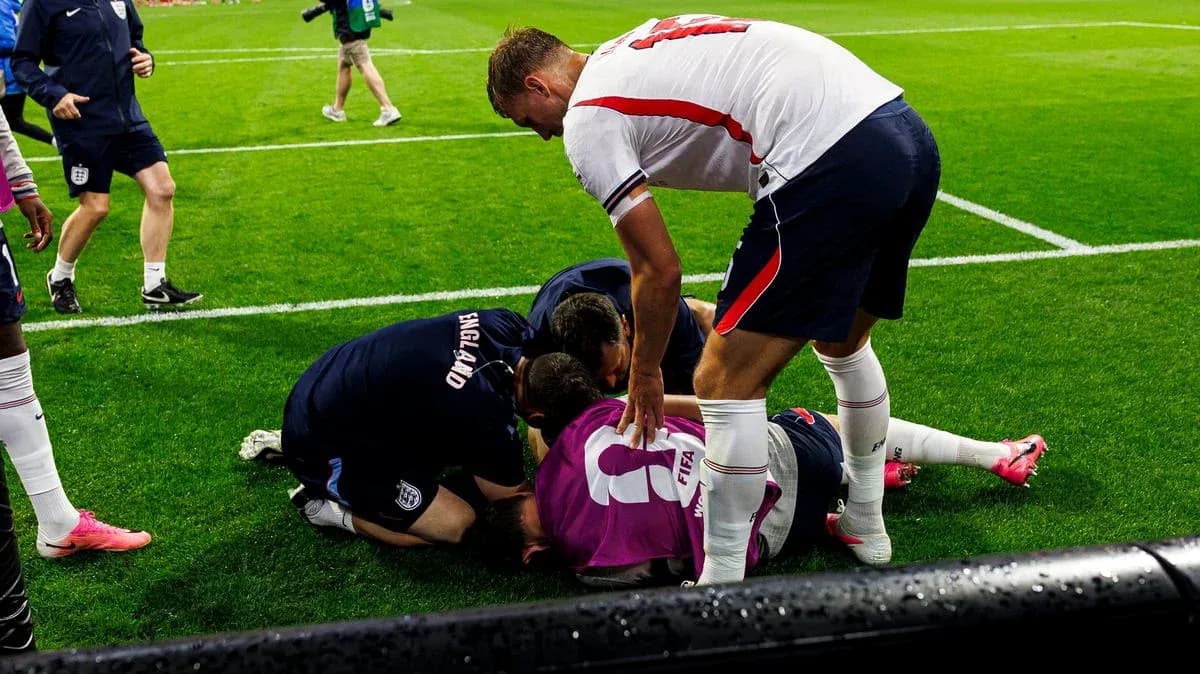 Jugadores de Inglaterra atendiendo a un compañero caído Jugadores de Inglaterra atendiendo a un compañero caído