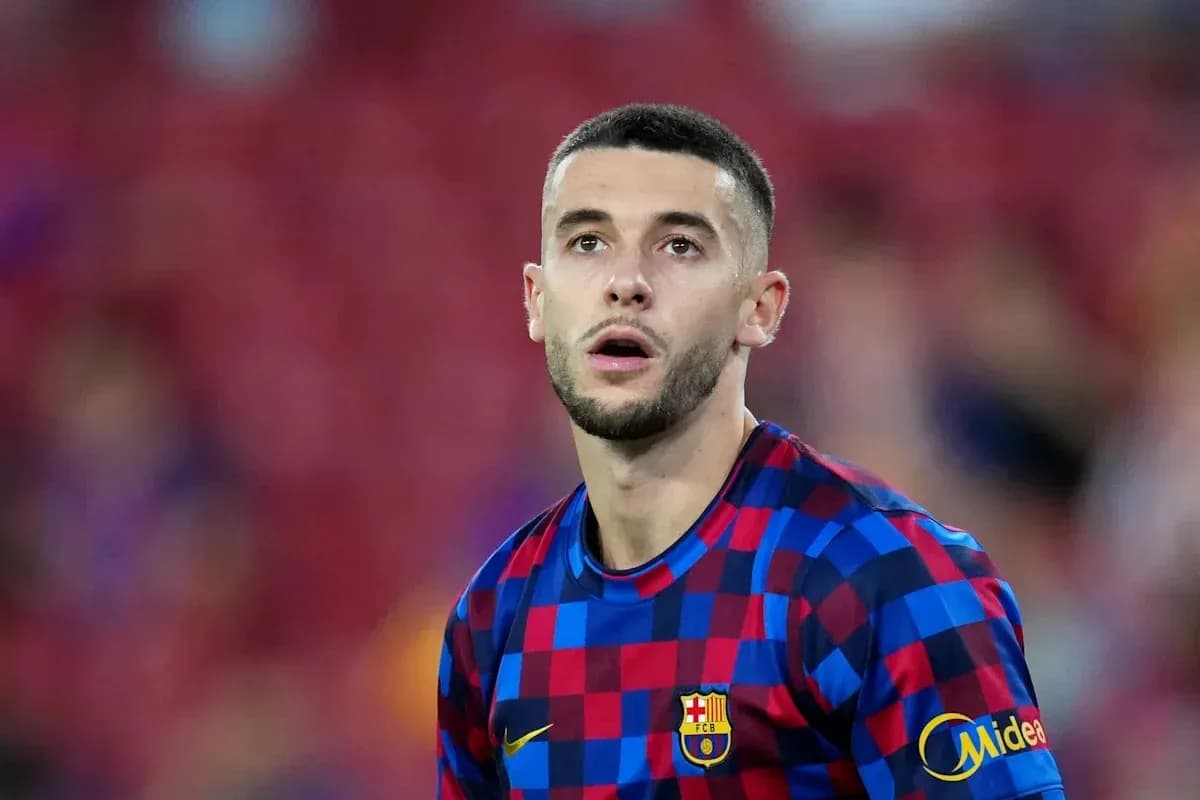 Jugador de Barcelona mirando hacia el campo Jugador de Barcelona mirando hacia el campo