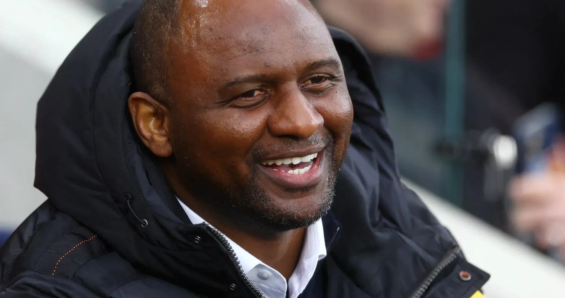 Hombre sonriendo en la tribuna del estadio Hombre sonriendo en la tribuna del estadio
