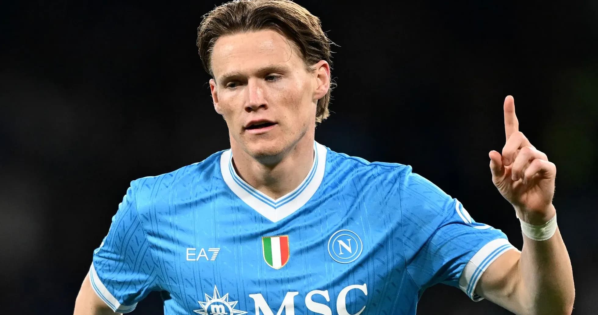 Jugador de Napoli señalando hacia arriba durante el partido Jugador de Napoli señalando hacia arriba durante el partido