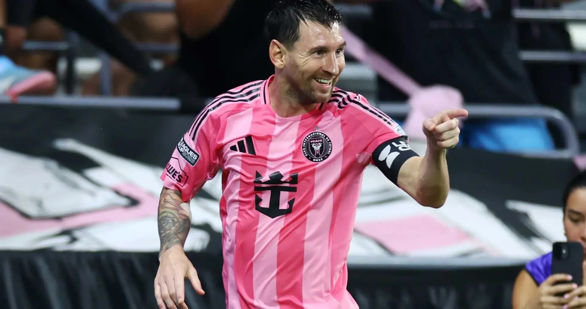 Jugador señalando mientras celebra un gol Jugador señalando mientras celebra un gol