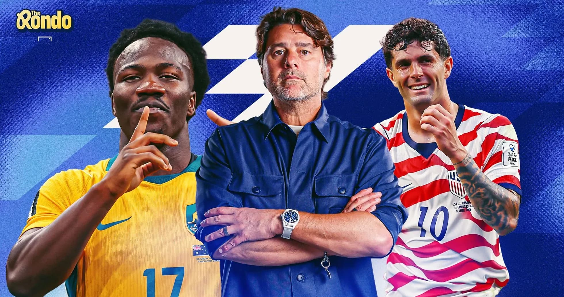 Tres futbolistas y un entrenador posando juntos Tres futbolistas y un entrenador posando juntos