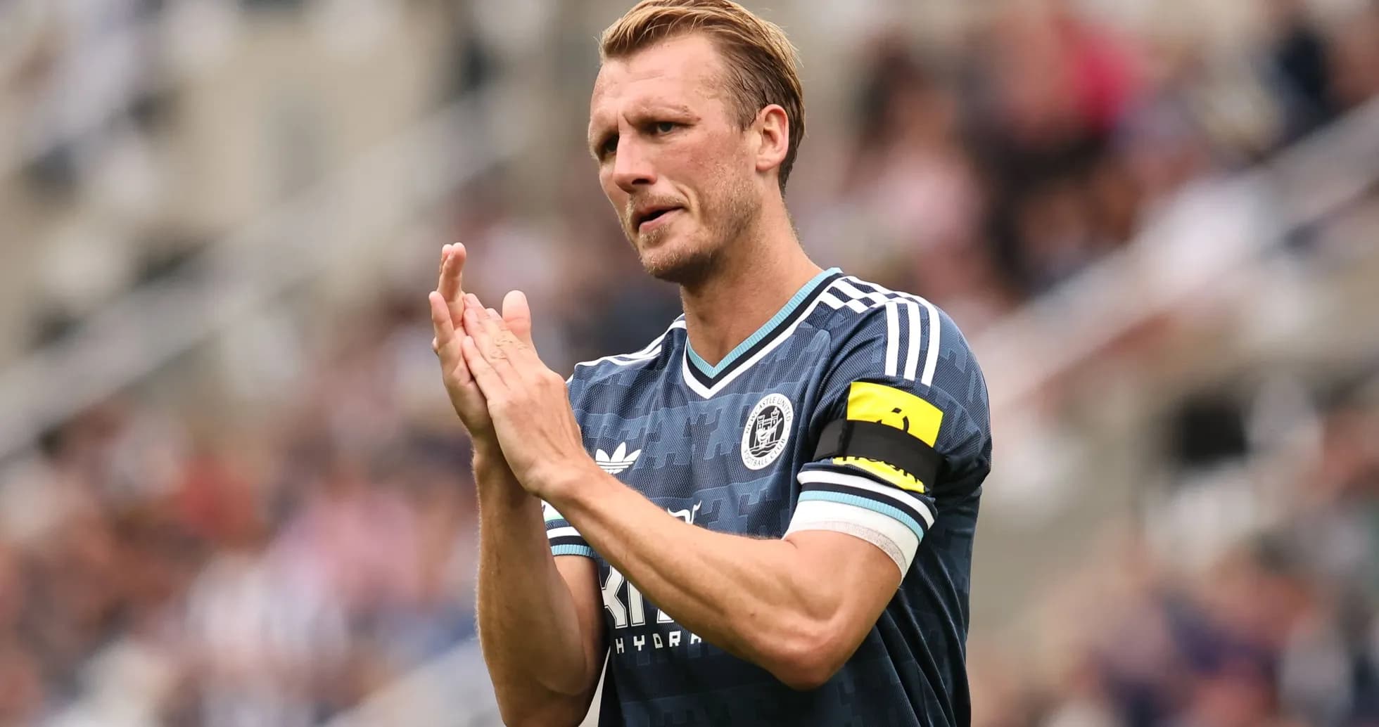 Jugador aplaudiendo con camiseta de su equipo Jugador aplaudiendo con camiseta de su equipo